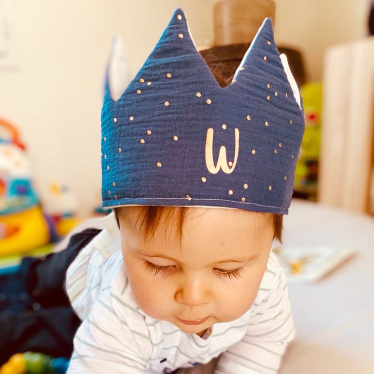 couronne-personnalisee-sur-bebe-en-tissu-gaze-de-coton-bleue