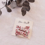 lot-de-deux-barrettes-en-tissu-liberty-pour-enfant-sur-carton-vic-et-pic