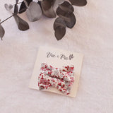 lot-de-deux-barrettes-en-tissu-liberty-pour-enfant-sur-carton-vic-et-pic
