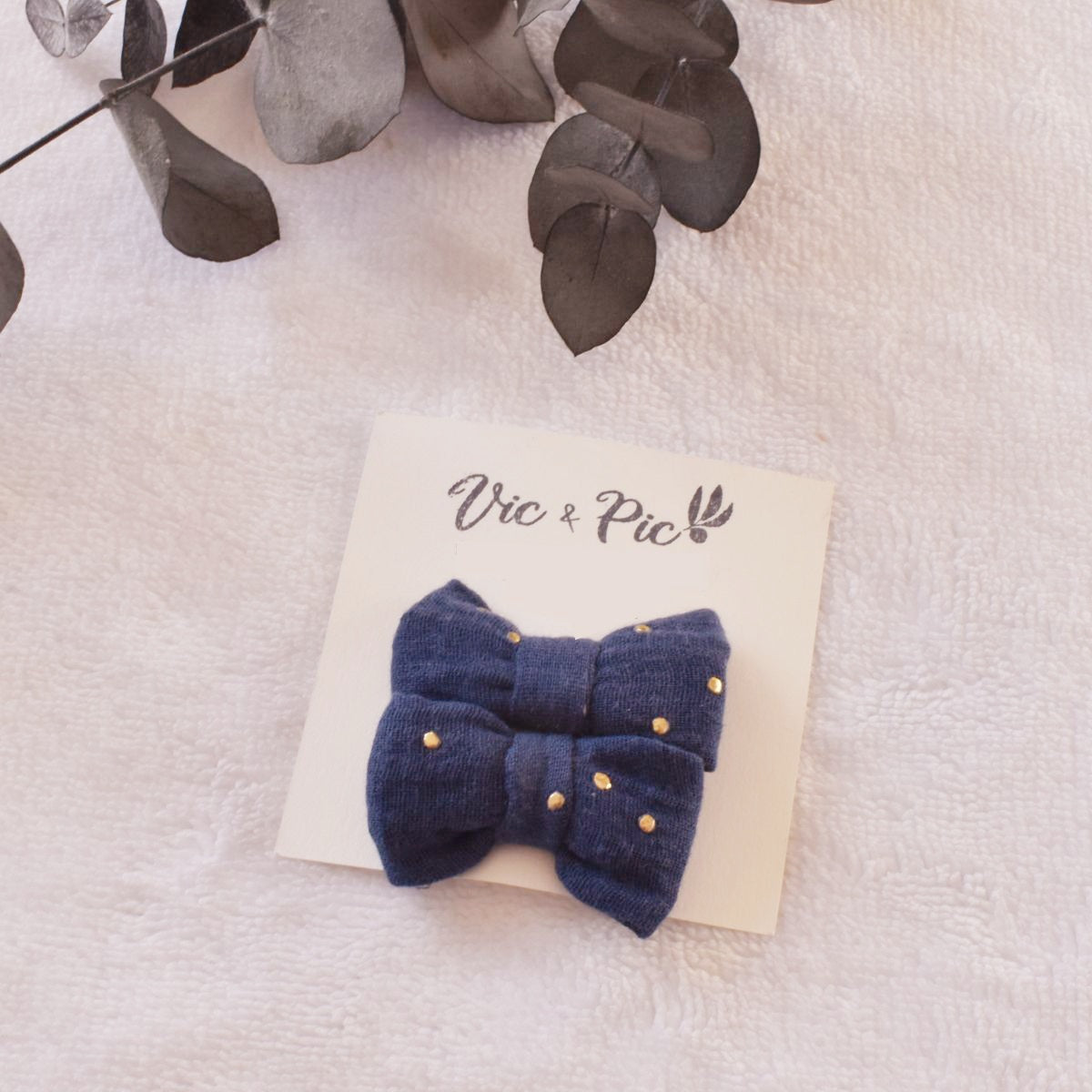 lot-de-deux-barrettes-en-tissu-gaze-de-coton-bleu-pour-enfant-sur-carton-vic-et-pic