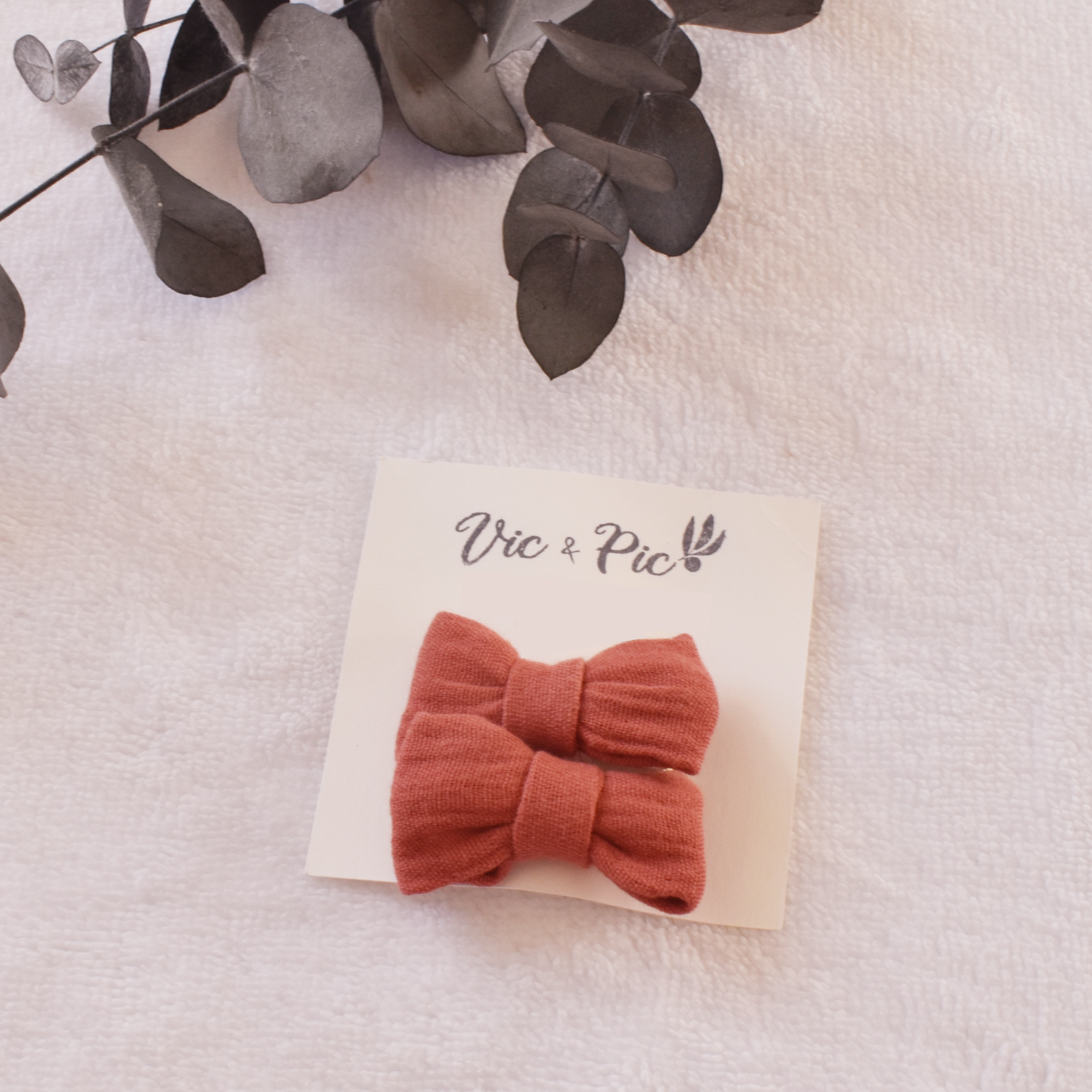 lot-de-deux-barrettes-en-tissu-gaze-de-coton-terracotta-pour-enfant-sur-carton-vic-et-pic