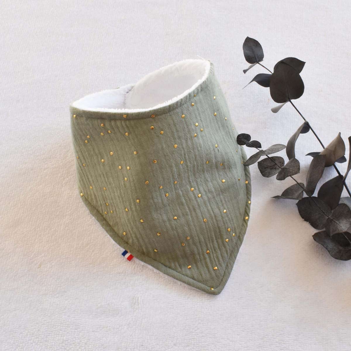Bavoir-bandana-bebe-cadeau-de-naissance-double-gaze-coton-kaki-vic-et-pic-fait-main-en-france