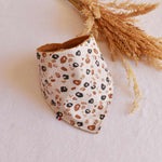 Bavoirs-bandana-bebe-leopard-vic-et-pic-fait-main-en-france-cadeau-naissance