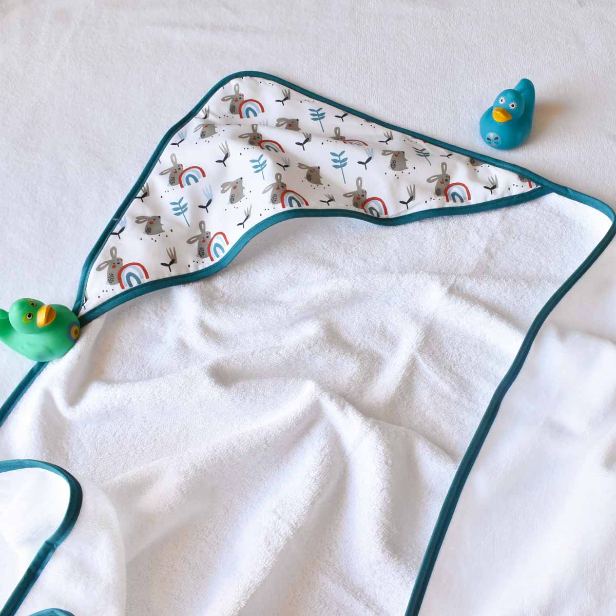 cape-de bain-serviette-pour-bebe-batique-vic-et-pic-cadeau-naissance-avec-canards-de-bain