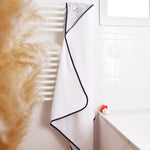 cape-de bain-pour-bebe-sur-porte-serviette-safari-vic-et-pic-cadeau-naissance