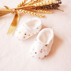 chaussons pour bebe naissance ou annonce de grossesse au motif cotillons de chez vic et pic faits main en france
