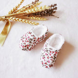 chaussons pour bebe naissance ou annonce de grossesse au motif elenie de chez vic et pic faits main en france