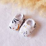 chaussons pour bebe naissance ou annonce de grossesse au motif feuillage de chez vic et pic faits main en france