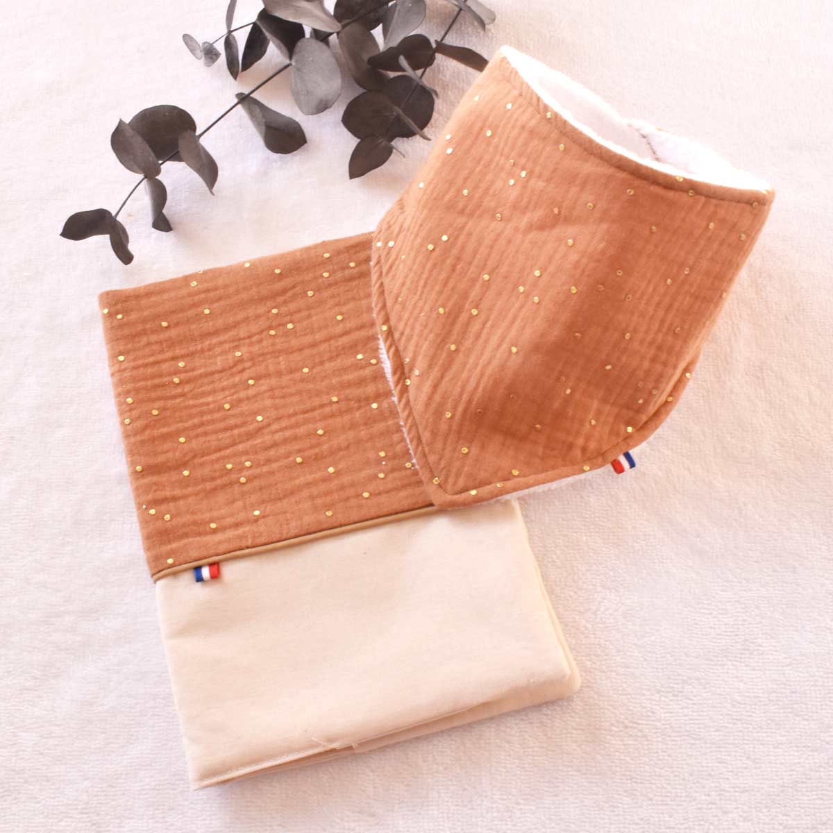 Coffret-cadeau-naissance-bebe-enfant-protege-carnet-de-sante-et-sac-lapin-personnalisable-fait-france-vic-et-pic