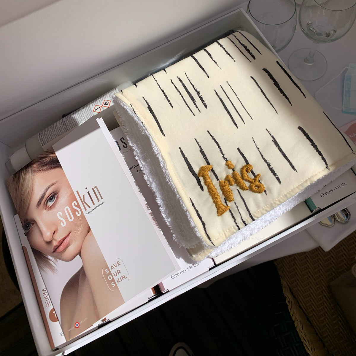 coffret-cadeau-soskin-pour-miss-france-avec-serviette-visage-personnalisee-iris-mittenaere
