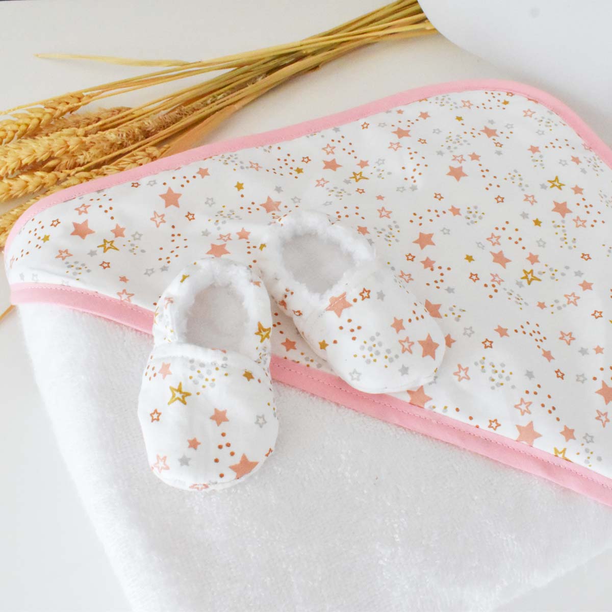 chaussons pour bebe naissance ou annonce de grossesse au motif étoiles de chez vic et pic faits main en france