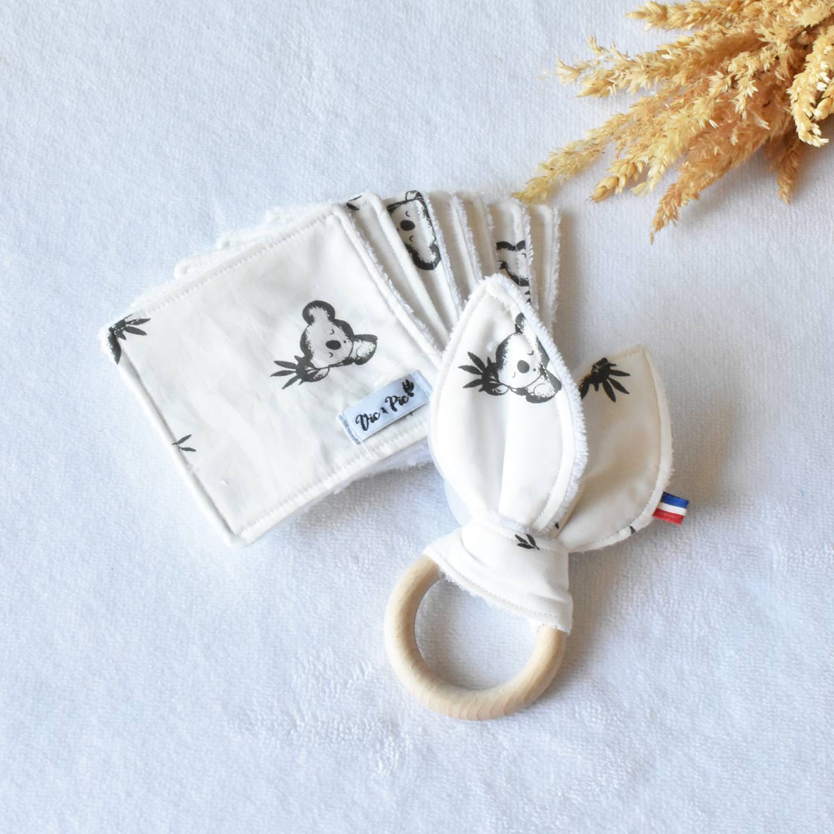 Lingettes-lavables-pour-bebe-ou-maman-koalas-avec-hochet-anneau-de-dentition-assorti-vic-et-pic