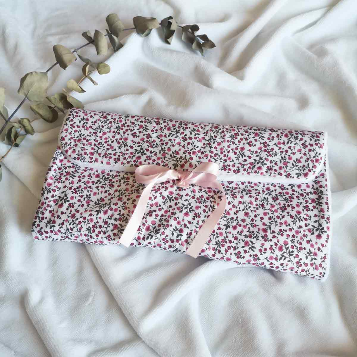Matelas-a-langer-bebe-tapis-nomade-liberty-elenie-avec-fleurs-vic-et-pic