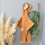poncho-de-bain-feuillage-enfant-sur-echelle-bambou-fait-main-en-france-par-vic-et-pic