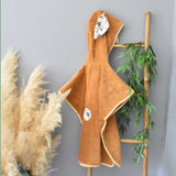poncho-de-bain-feuillage-enfant-sur-echelle-bambou-fait-main-en-france-par-vic-et-pic