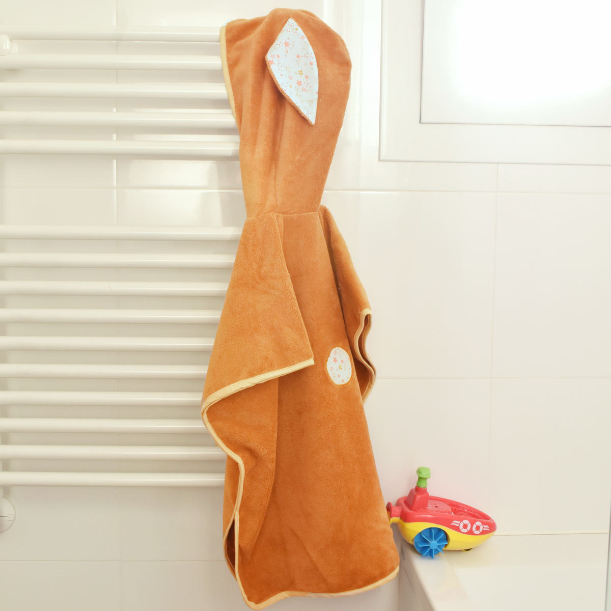 poncho-de-bain-etoiles-enfant-sur-porte-serviette-fait-main-en-france-par-vic-et-pic