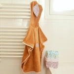 poncho-de-bain-et-paniere-elenie-sur-porte-serviette-fait-main-en-france-par-vic-et-pic