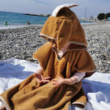 poncho-de-bain-cotillons-enfant-a-la-plage-sur-les-galets-vic-et-pic