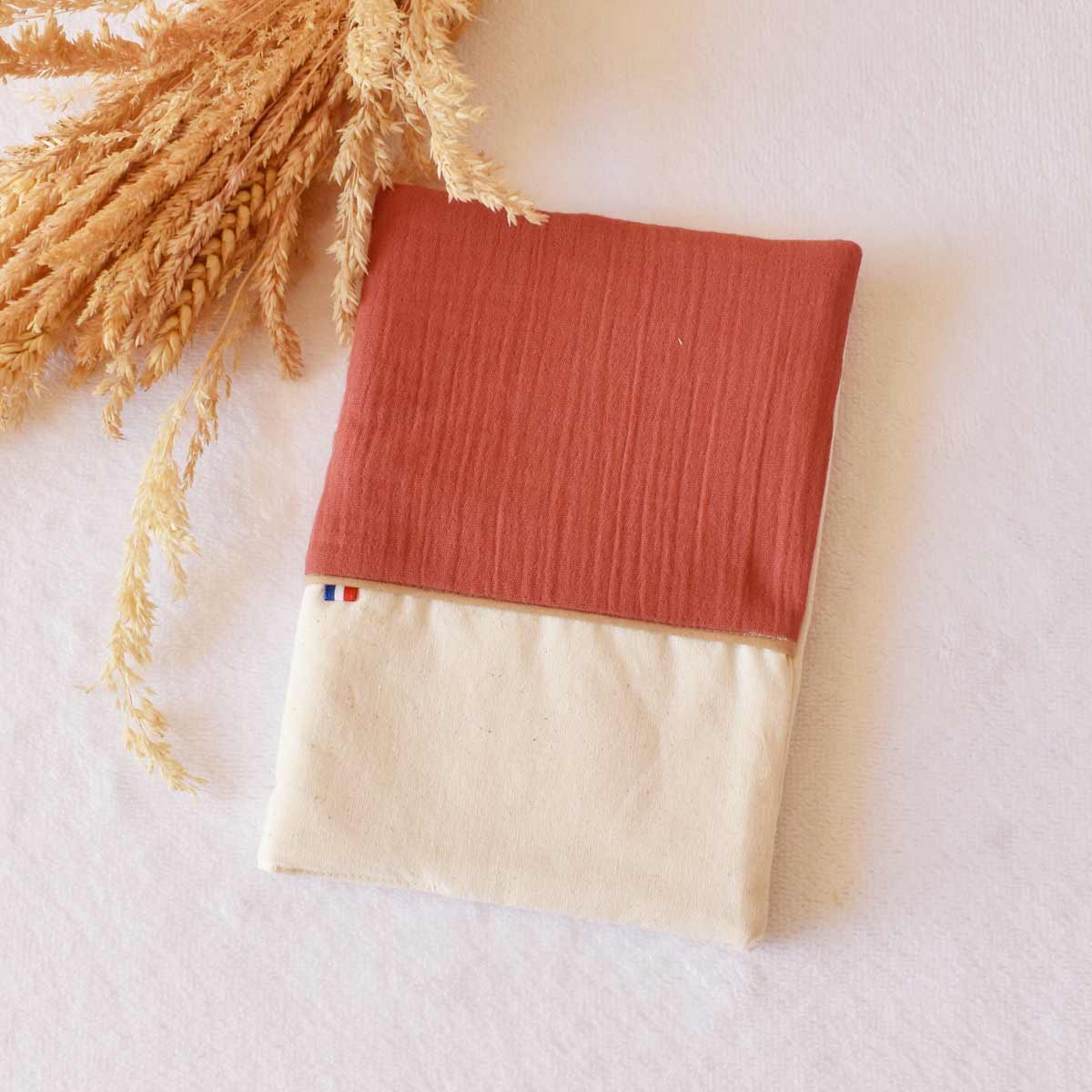 Protege-carnet-de-sante-gaze-terracotta-vic-et-pic-fait-main-france-cadeau-de-naissance-personnalisable
