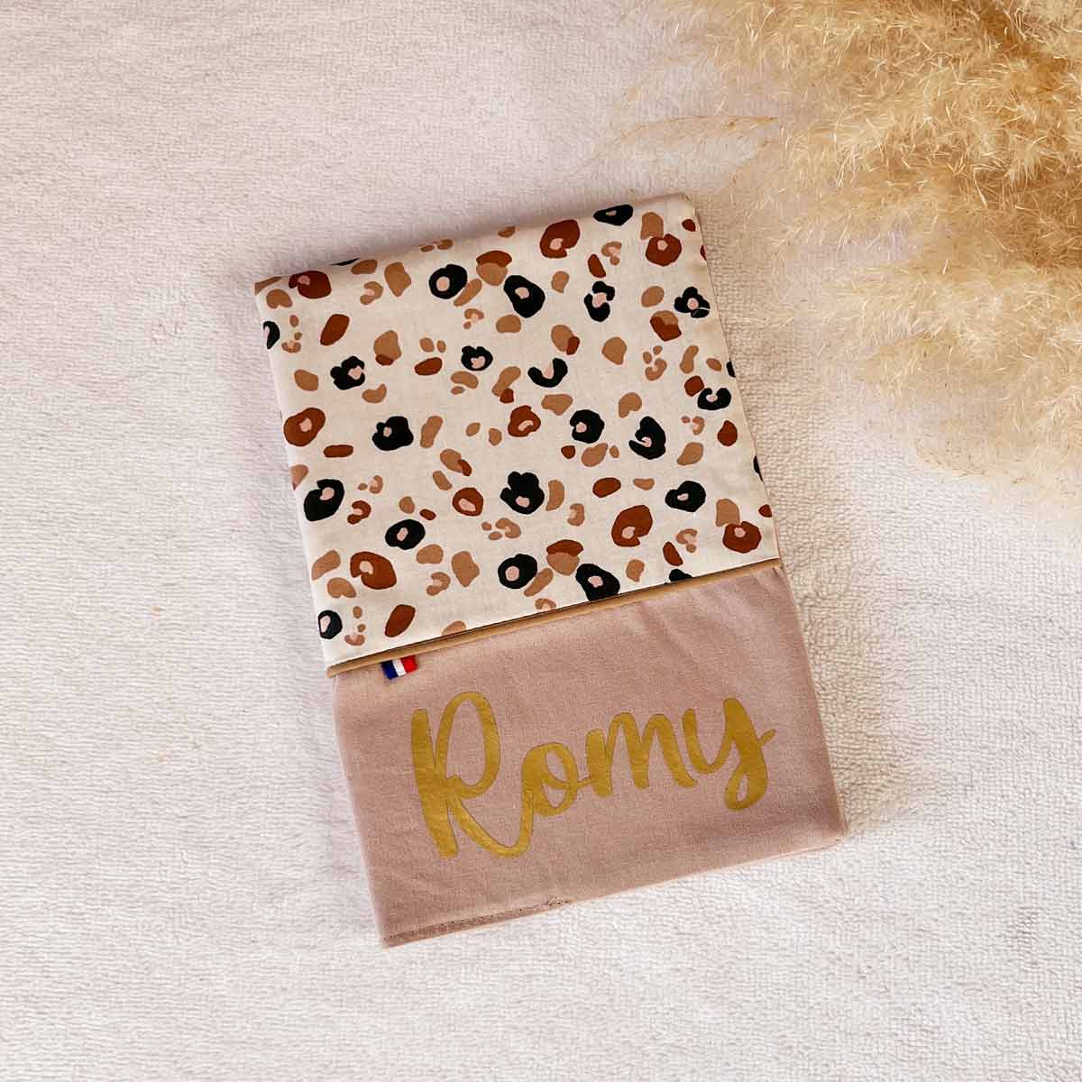 Protege-carnet-de-sante-leopard-personnalise-vic-et-pic-fait-main-en-france-cadeau-de-naissance