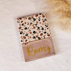 Protege-carnet-de-sante-leopard-personnalise-vic-et-pic-fait-main-en-france-cadeau-de-naissance