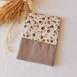 Protege-carnet-de-sante-leopard-vic-et-pic-fait-main-france-cadeau-de-naissance-personnalisable
