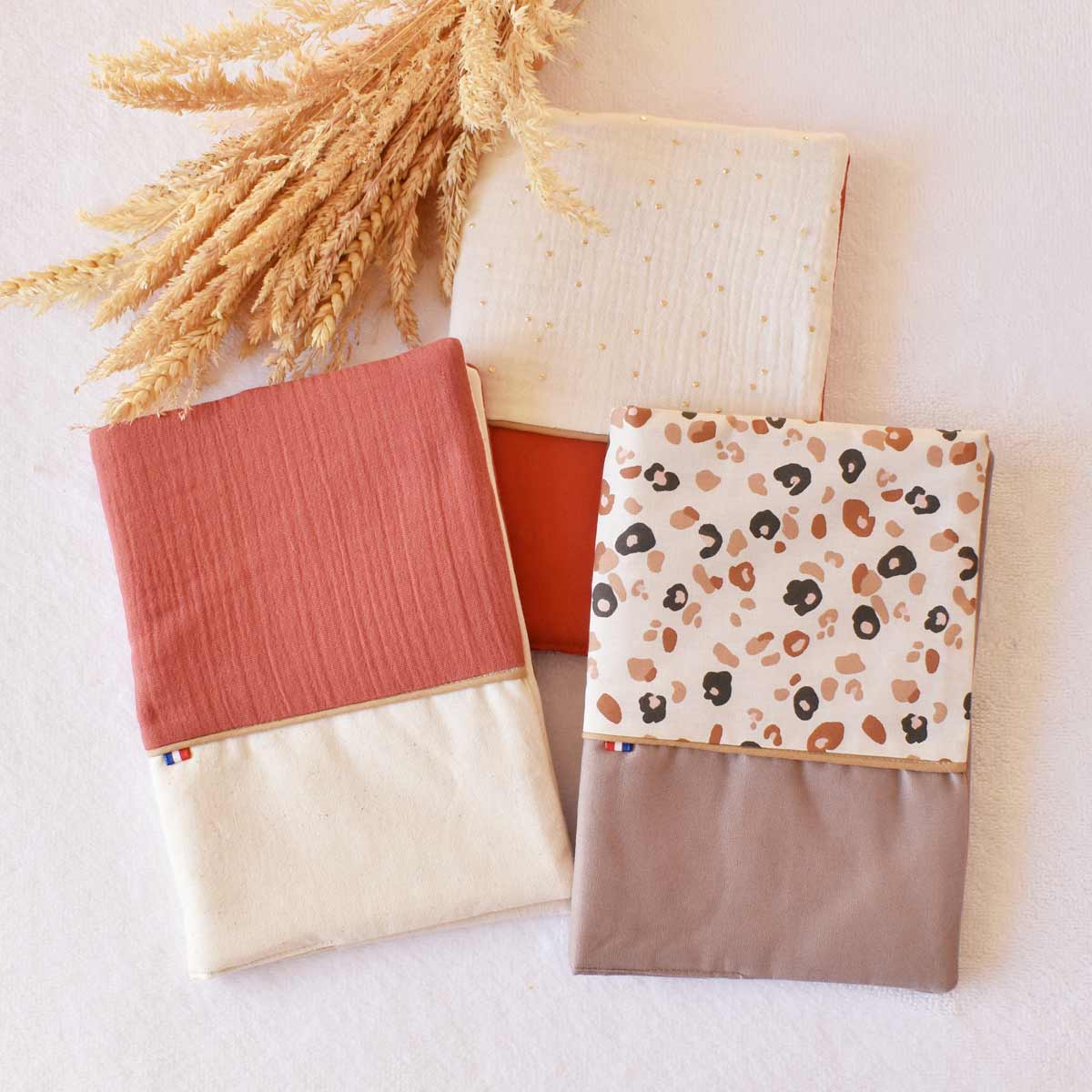 Protege-carnet-de-sante-vic-et-pic-fait-main-france-cadeau-de-naissance-personnalisable