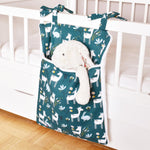 range-pyjama-biche-avec-peluche-lapin-sur-lit-bebe-a-barreaux-faits-main-par-vic-et-pic