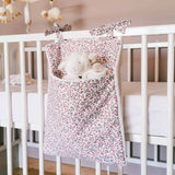 range-pyjama-elenie-avec-peluche-doudou-lsur-lit-bebe-a-barreaux-faits-main-par-vic-et-pic