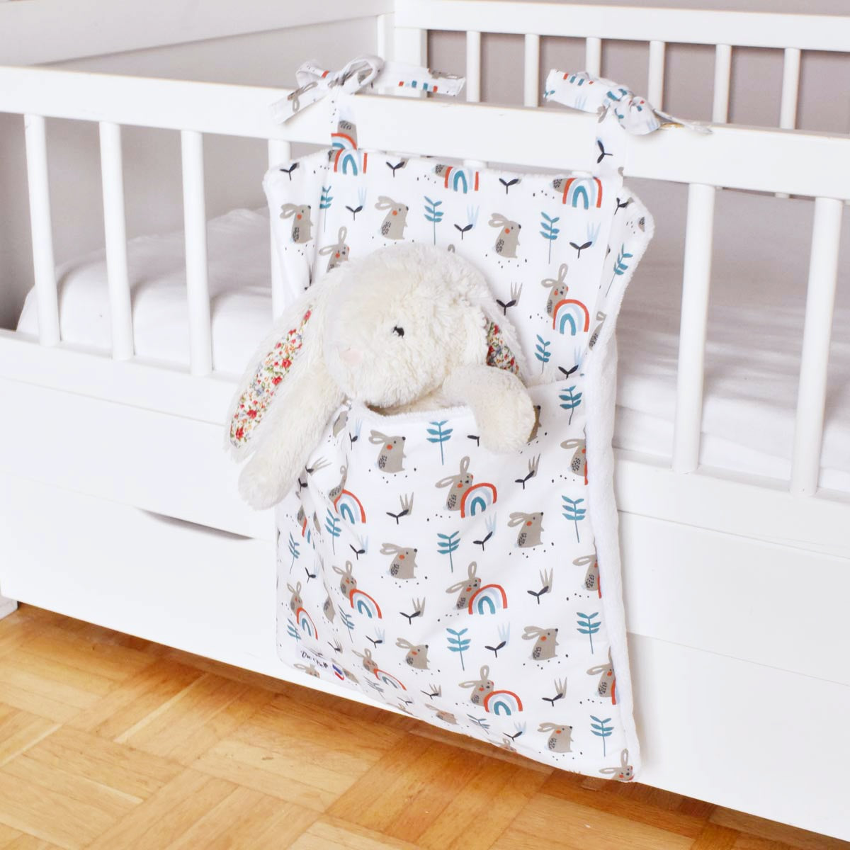 range-pyjama-baltique-avec-peluche-lapin-sur-lit-bebe-a-barreaux-faits-main-par-vic-et-pic