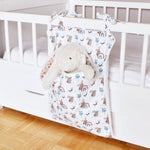 range-pyjama-baltique-avec-peluche-lapin-sur-lit-bebe-a-barreaux-faits-main-par-vic-et-pic