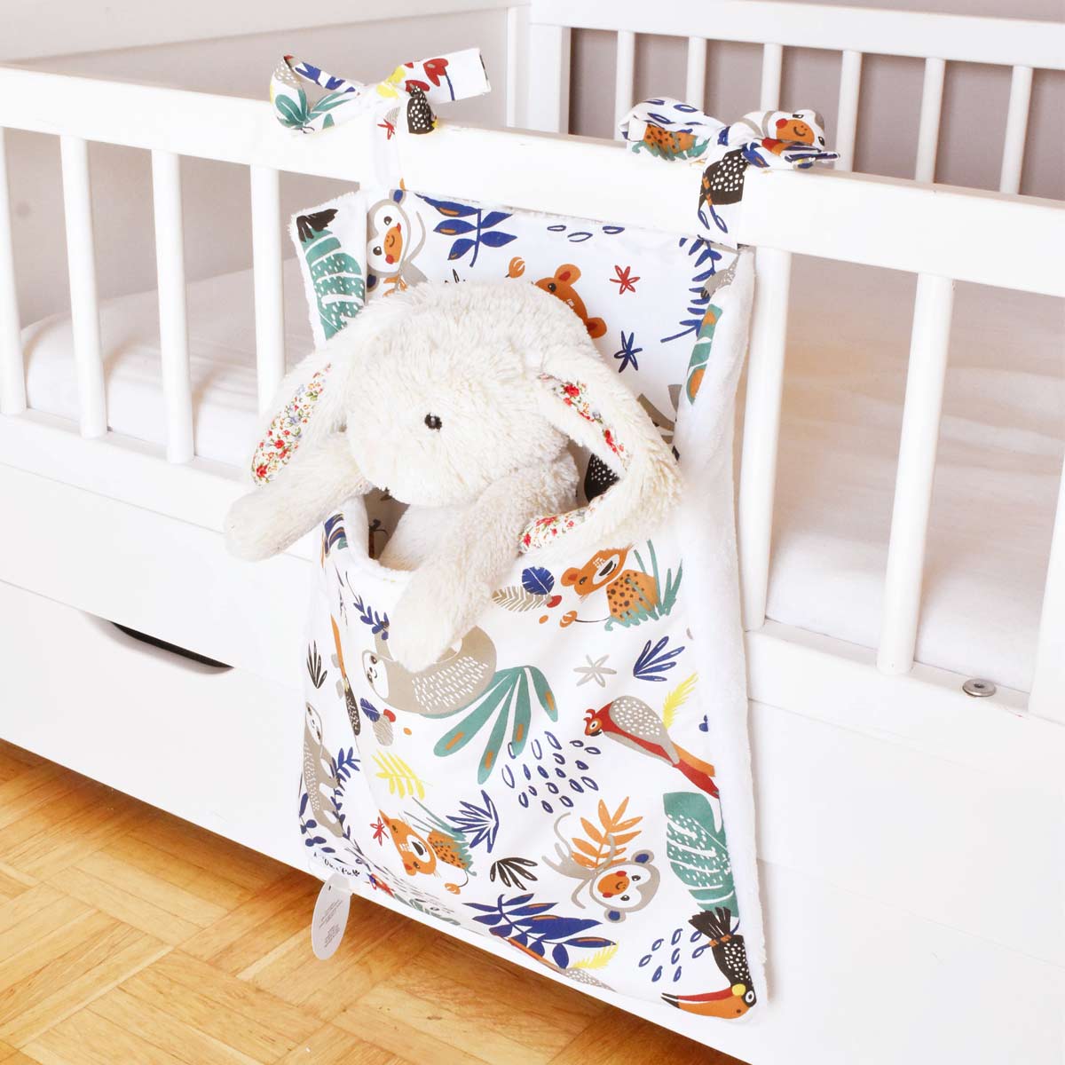 range-pyjama-brasil-avec-peluche-doudou-lapin-sur-lit-bebe-a-barreaux-faits-main-par-vic-et-pic