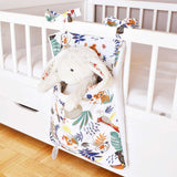 range-pyjama-brasil-avec-peluche-doudou-lapin-sur-lit-bebe-a-barreaux-faits-main-par-vic-et-pic