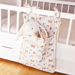 range-pyjama-fjord-avec-peluche-doudou-lapin-sur-lit-bebe-a-barreaux-faits-main-par-vic-et-pic