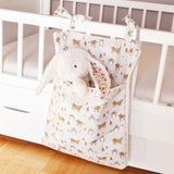 range-pyjama-fjord-avec-peluche-doudou-lapin-sur-lit-bebe-a-barreaux-faits-main-par-vic-et-pic