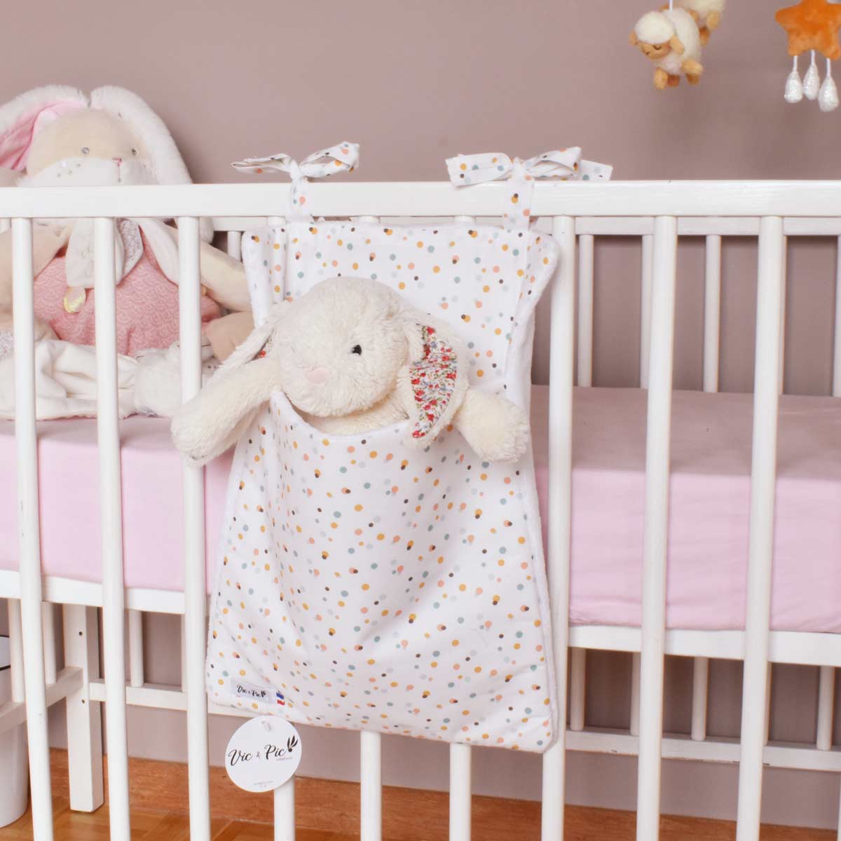 range-pyjama-cotillons-avec-peluche-doudou-lapin-sur-lit-bebe-a-barreaux-faits-main-par-vic-et-pic