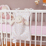 range-pyjama-cotillons-avec-peluche-doudou-lapin-sur-lit-bebe-a-barreaux-faits-main-par-vic-et-pic