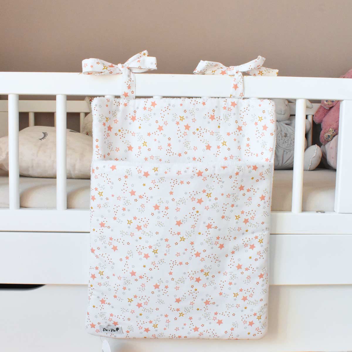 range-pyjama-etoiles-sur-lit-bebe-a-barreaux-faits-main-par-vic-et-pic