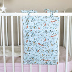 range-pyjama-foret-enchante-avec-sur-lit-bebe-a-barreaux-faits-main-par-vic-et-pic