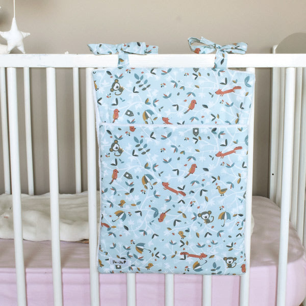 range-pyjama-foret-enchante-avec-sur-lit-bebe-a-barreaux-faits-main-par-vic-et-pic