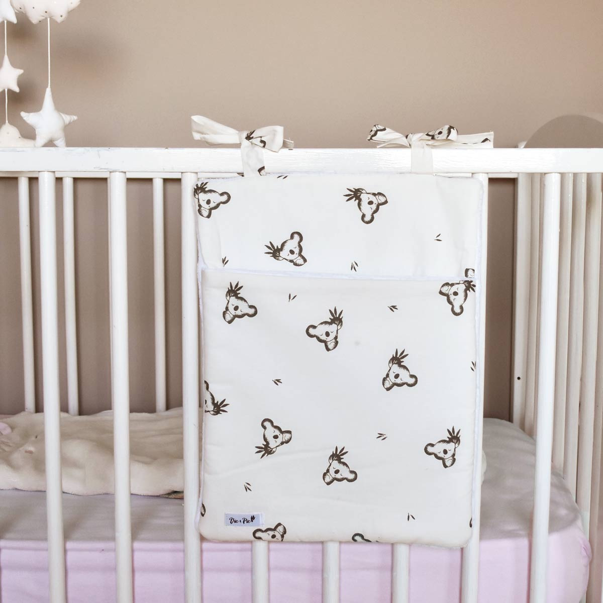 range-pyjama-koalas-sur-lit-bebe-a-barreaux-faits-main-par-vic-et-pic