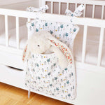 range-pyjama-loiseau-avec-peluche-doudou-lapin-sur-lit-bebe-a-barreaux-faits-main-par-vic-et-pic