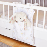 range-pyjama-reve-avec-peluche-doudou-lapin-sur-lit-bebe-a-barreaux-faits-main-par-vic-et-pic