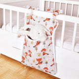 range-pyjama-rouky-avec-peluche-doudou-lapin-sur-lit-bebe-a-barreaux-faits-main-par-vic-et-pic