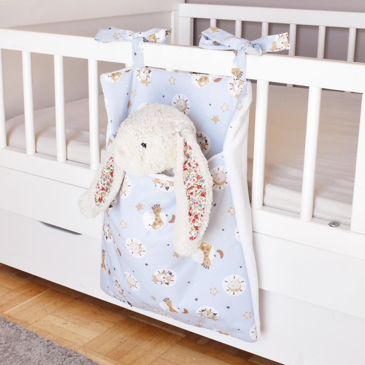 range-pyjama-safari-avec-peluche-doudou-lapin-sur-lit-bebe-a-barreaux-faits-main-par-vic-et-pic