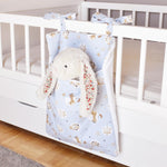 range-pyjama-safari-avec-peluche-doudou-lapin-sur-lit-bebe-a-barreaux-faits-main-par-vic-et-pic