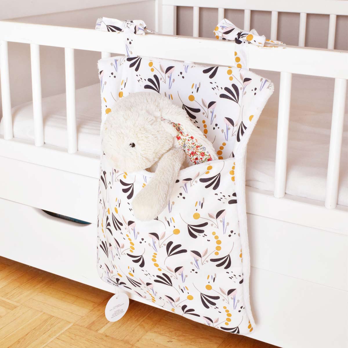 range-pyjama-feuillage-avec-peluche-lapin-sur-lit-bebe-a-barreaux-faits-main-par-vic-et-pic