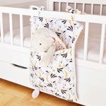 range-pyjama-feuillage-avec-peluche-lapin-sur-lit-bebe-a-barreaux-faits-main-par-vic-et-pic
