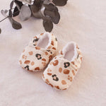 chaussons pour bebe naissance ou annonce de grossesse au motif léopard de chez vic et pic faits main en france