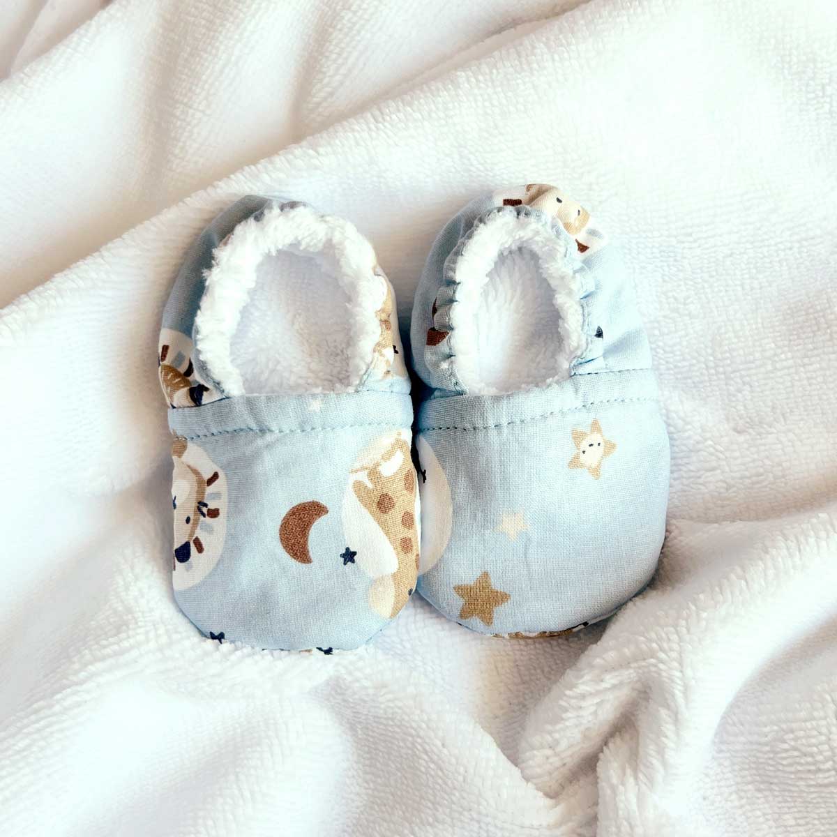chaussons pour bebe naissance ou annonce de grossesse au motif safari de chez vic et pic faits main en france